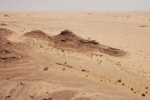 Vue d’ensemble d’un massif isolé dans la pointe sud-est du Jabal Kawkab, au nord de Ḥimà (© MAFSN – Mission archéologique et épigraphique franco-saoudienne de Najrān)