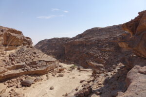 Vue d’ensemble de la profonde vallée de Ghuḍayyayn, dans le côté sud du Jabal Kawkab (© MAFSN – Mission archéologique et épigraphique franco-saoudienne de Najrān)