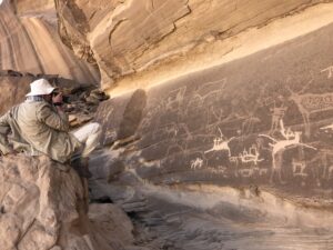 Prise photographique d’un panneau inscrit pendant la saison 2020 (© MAFSN – Mission archéologique et épigraphique franco-saoudienne de Najrān)