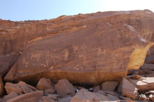 Grand panneau couvert de graffites thamoudéens et avec le dessin de personnages à bras levés (© MAFSN – Mission archéologique et épigraphique franco-saoudienne de Najrān)