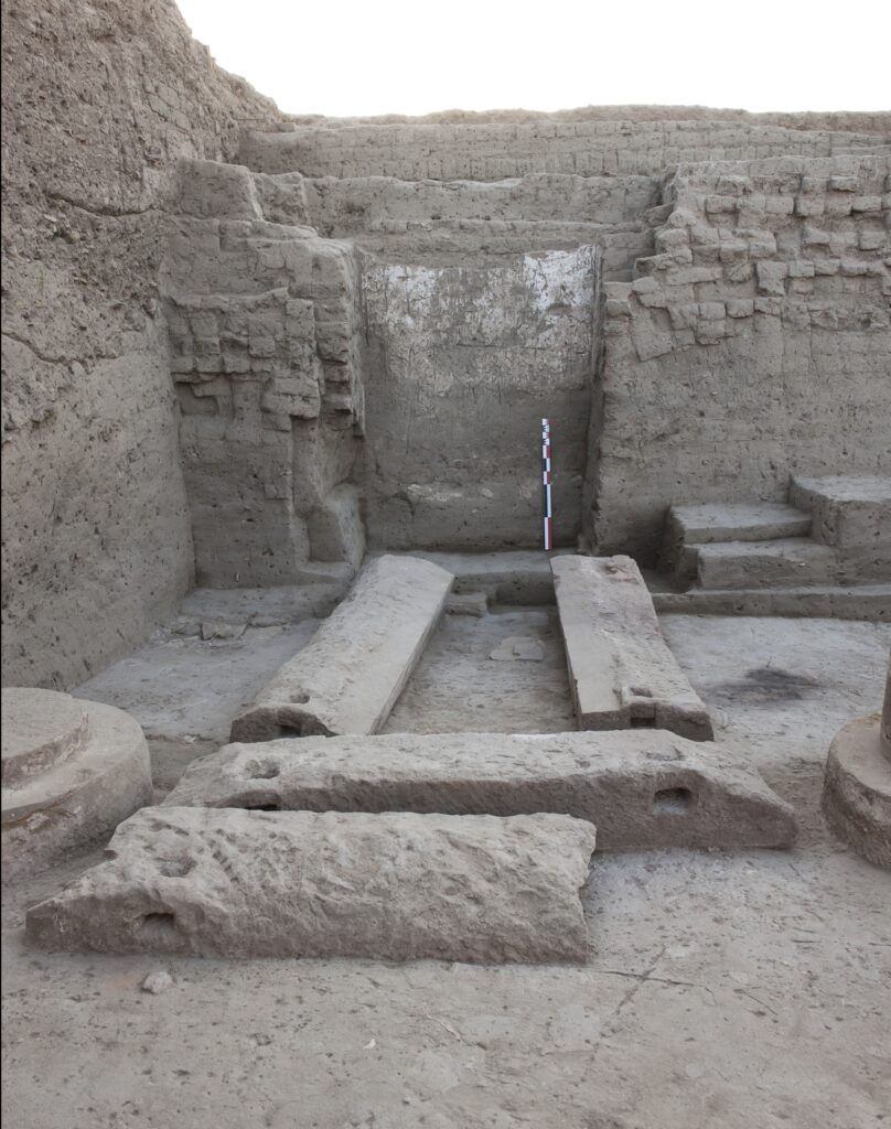 Vue de la niche du Trésor, abritant à l’origine la statue d’Amon-Rê, et de son encadrement en grès effondré sur le sol, © CNRS-CFEETK/J.-Fr. Gout