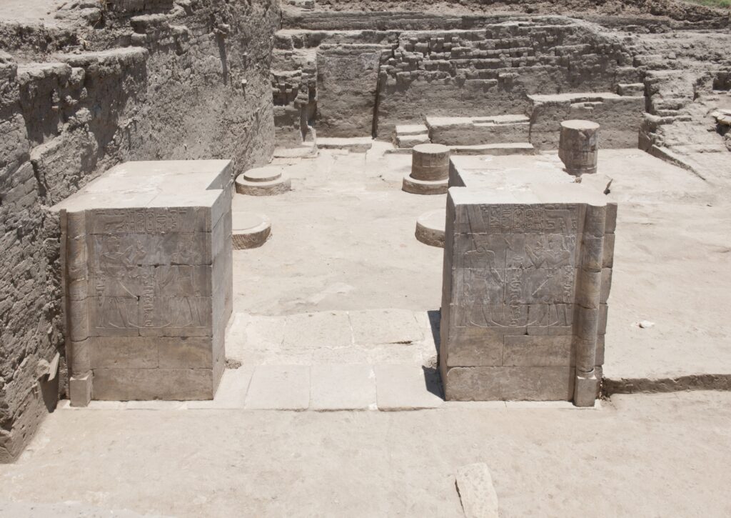 Vue générale de la porte donnant accès à la salle de la niche du Trésor de Chabaka, © CNRS-CFEETK/J.-Fr. Gout