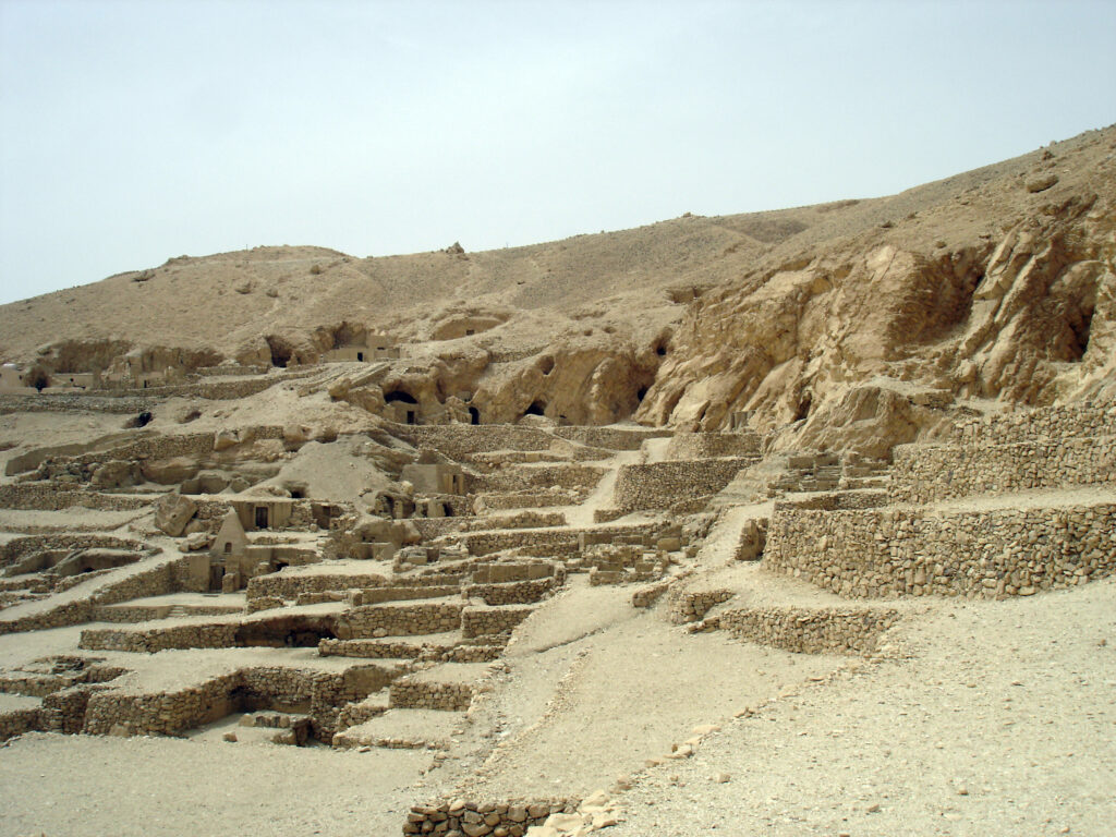 le site de Deir el-Médîna, la nécropole ouest (partie nord) © Julie Masquelier-Loorius