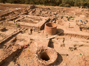 Vue du grand sanctuaire de Dadan (secteur B) en cours de fouille. Le centre du complexe comprend un puits (au premier plan), un grand bassin monolithe (au centre) et un bâtiment monumental (à l’arrière-plan à gauche). ©Dadan Archaeological Project (CNRS/AFALULA/RCU). Photo S. Lora