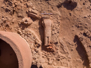 3.Statue colossale (hauteur : 2,21 m) mise au jour par le DAP lors des fouilles du sanctuaire de Dadan. ©Dadan Archaeological Project (CNRS/AFALULA/RCU). Photo X. Desormeau