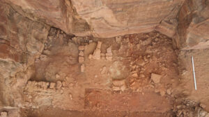 Vue zénithale d’un sanctuaire funéraire au pied de la falaise de Dadan (secteur D). De nombreux objets de culte (tables à offrandes, brûle-encens, statues, pierres dressées) y ont été retrouvés in situ. ©Dadan Archaeological Project (CNRS/AFALULA/RCU). Photo X. Desormeau