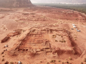 Vue aérienne du bâtiment monumental d’époque islamique ancienne, depuis le nord. ©Dadan Archaeological Project (CNRS/AFALULA/RCU). Photo X. Desormeau.