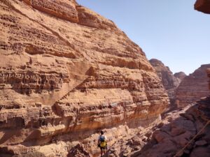 Escalier rupestre découvert lors des prospections des montagnes dominant Dadan (Jabal al-Khuraybah). ©Dadan Archaeological Project (CNRS/AFALULA/RCU). Photo B. Fourgous/T. Godet.