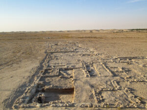 Vue d’un grand ensemble de bâtiment abritant plusieurs ateliers de potiers allant du Ier au IIIe siècle apr. J.-C. (secteur 1). À l’arrière-plan, la nécropole du site. © Mission archéologique de Thaj (CNRS/Heritage Commission)